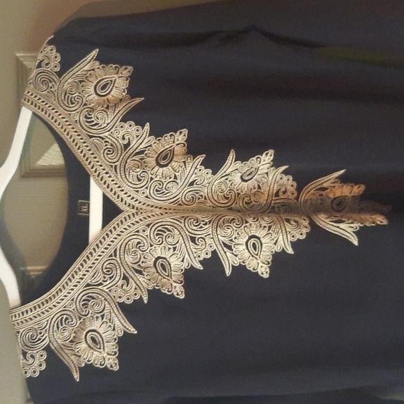 Embroidered black and light gold tunic with side slits. - Picture 2 of 6